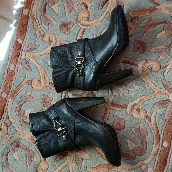 Cynthia Vincent Shoes - NWOT Black Leather Cynthia Vincent Ankle Boots with Dust Cover